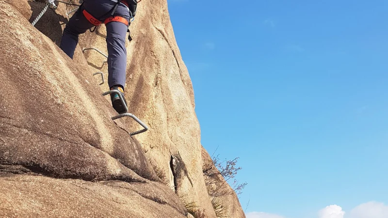 Via ferrata i trasy z elementami asekuracji dla młodzieży