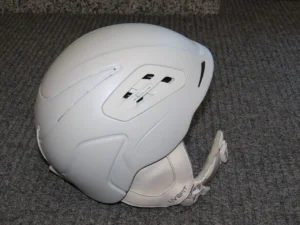 Wypożyczalnie sprzętu: jak wybrać narty i kask dla dziecka