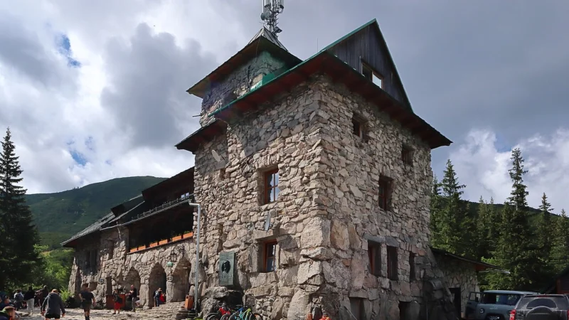 Noc w schronisku z dziećmi: praktyczne wskazówki